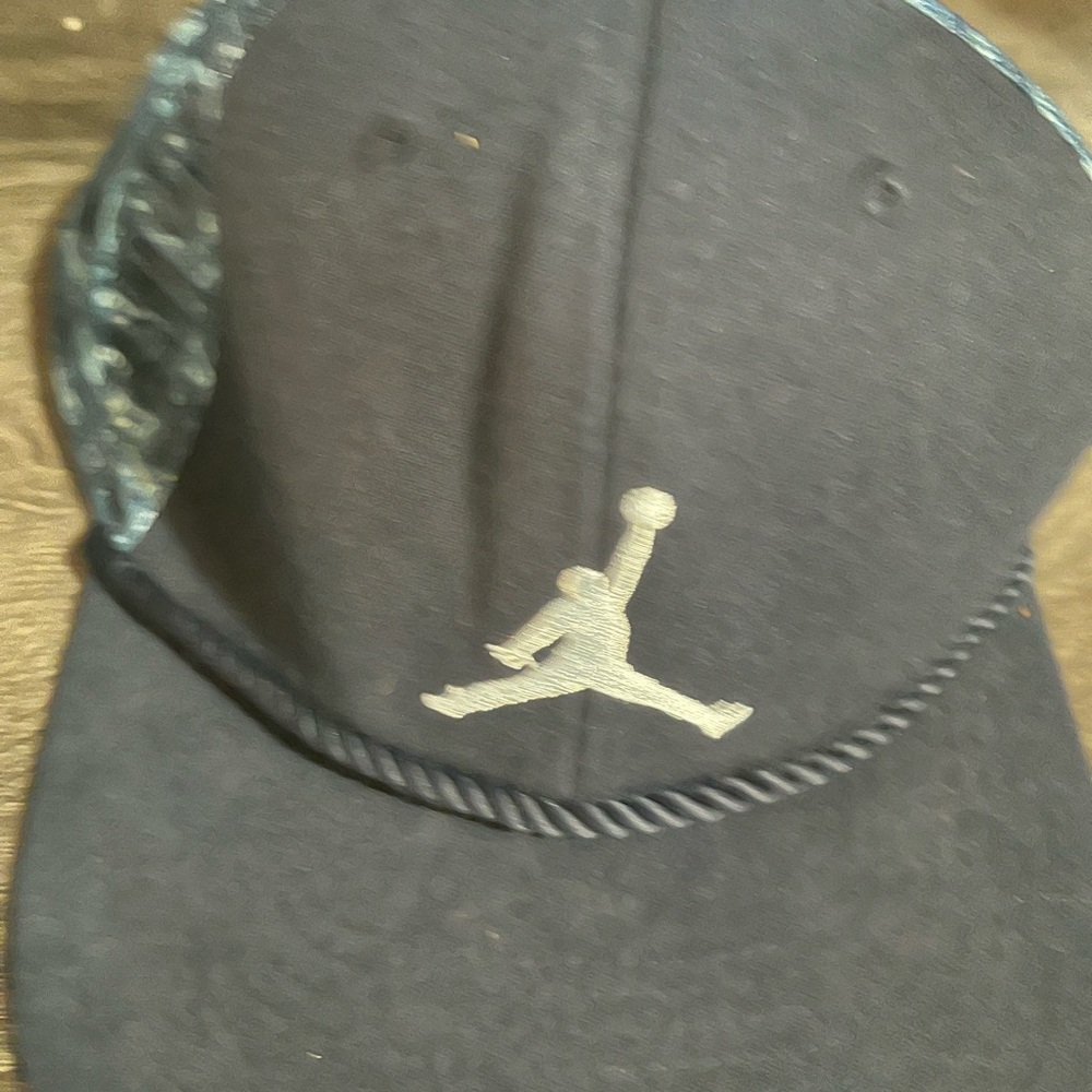 Under Armour Black and Silver Hat with Structured Design
